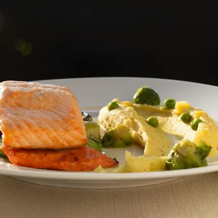 Ramada By Wyndham Aliaga Hotel