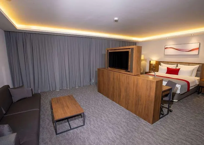 Ramada By Wyndham Aliaga Otel 4*