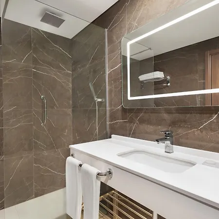 فندق Ramada By Wyndham Aliaga