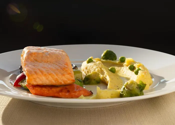 Ramada By Wyndham Aliaga Hotel